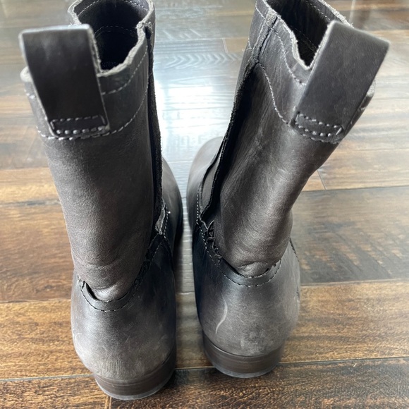FRYE leather Cara Nubuck Short Boot Sz 8 Grey - Picture 9 of 11
